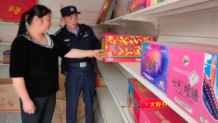 开展烟花爆竹安全检查 筑牢辖区安全防线