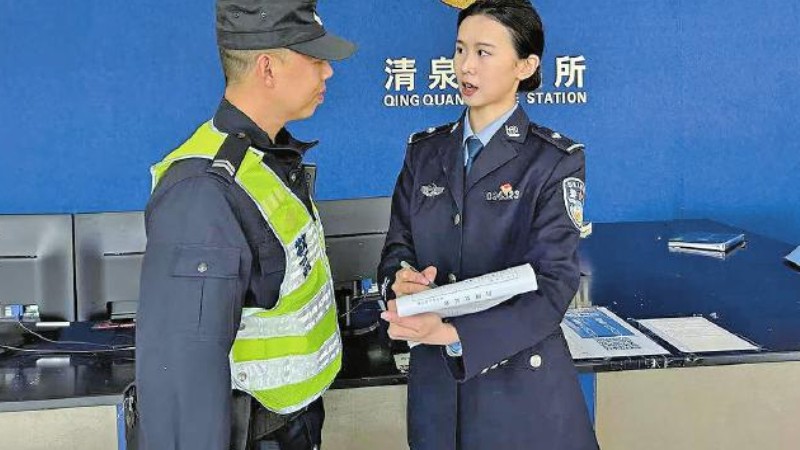 未见警服同框 却以青春相望