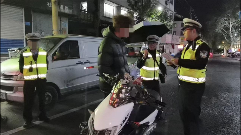 淄博博山交警夜间出击，严打电摩非法改装“飙车”
