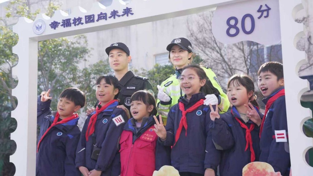 这个五四，浦东公安的年轻人决定来点不一样的