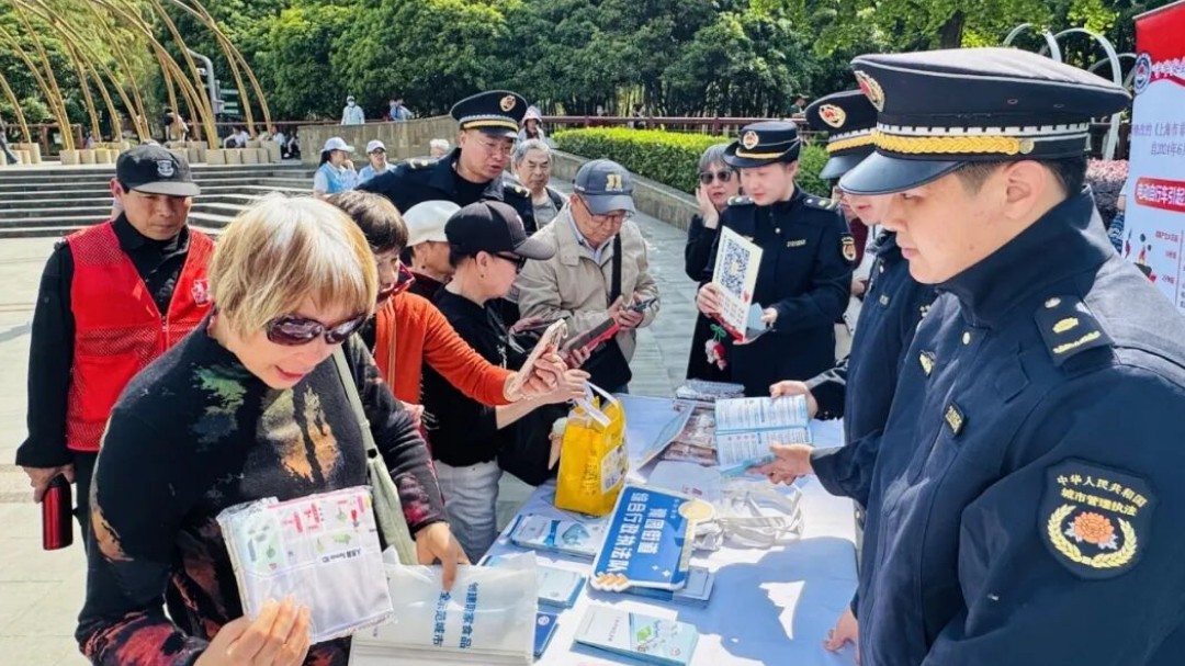 花漾普法伴花期 黄浦城管开展专场法治课