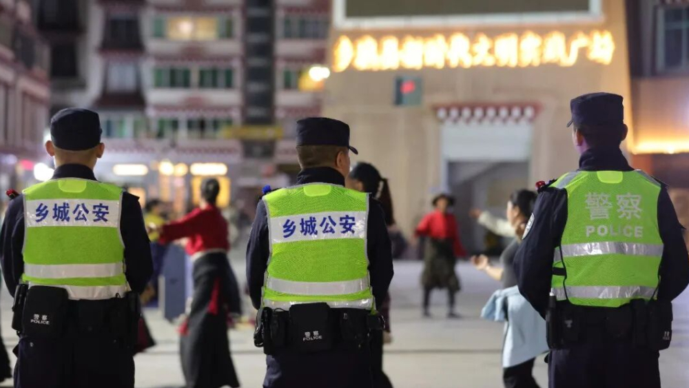 乡城公安：亥时守护不打烊！净土烟火夜 万家灯火我在岗