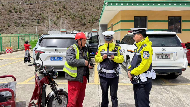 阿坝州壤塘交警深入开展无证、超员、疲劳驾驶等易肇事肇祸违法行为