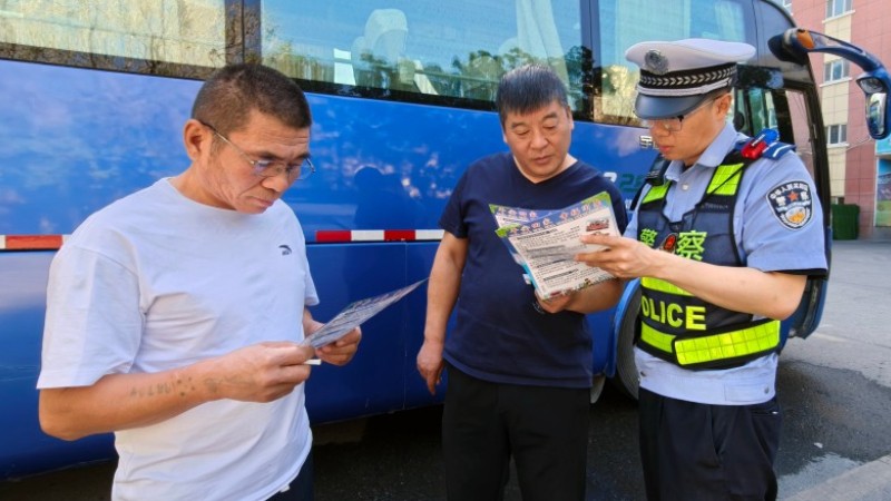 新疆奎屯市交警深入客运企业查隐患保安全