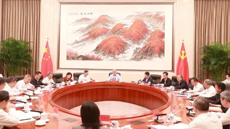 尹弘主持召开省委人才工作领导小组会议