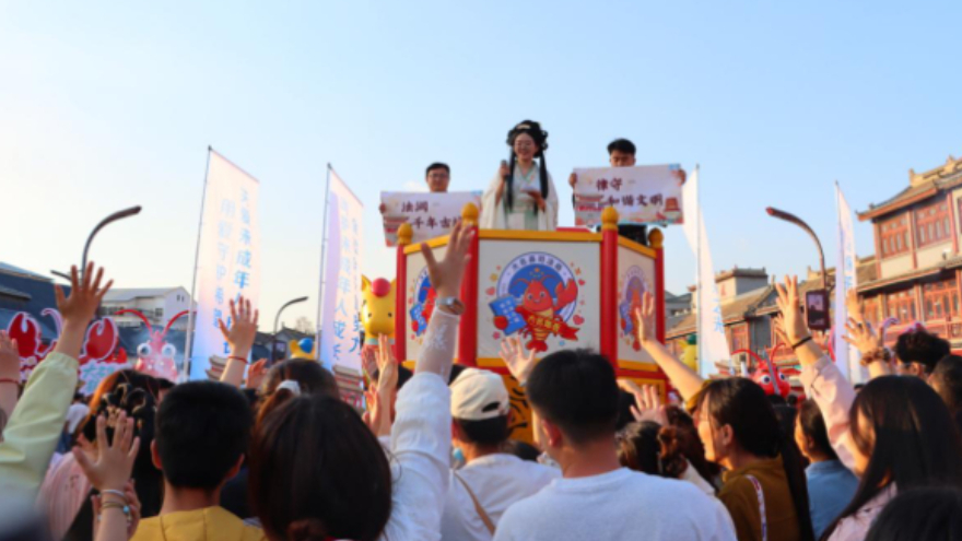 河北大名：古装NPC化身“普法使者” 景区送法趣味多