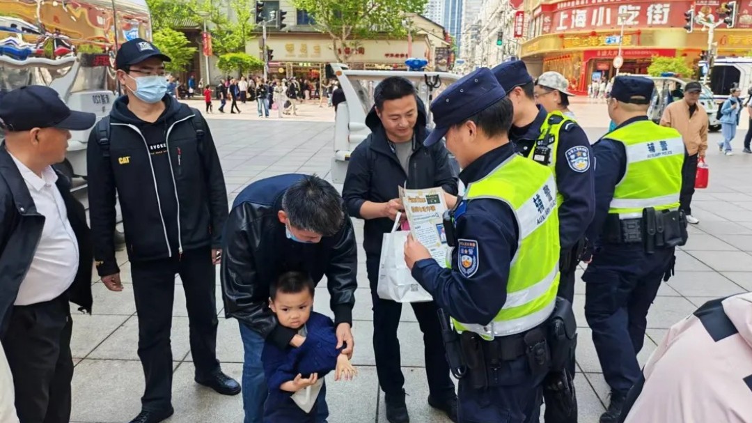 民警“跨界”搭档疗愈犬，把反诈课堂搬到步行街头