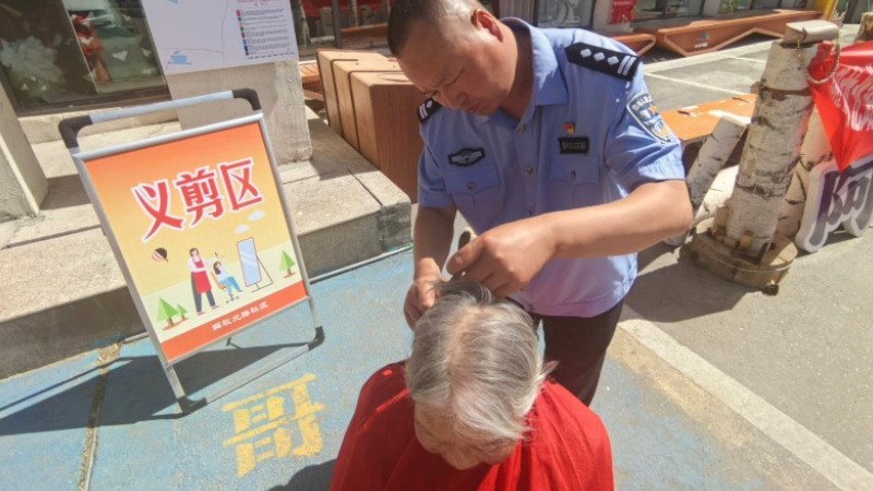 新疆阿勒泰市公安局解放路街道派出所“流动理发店”点燃节日烟火情
