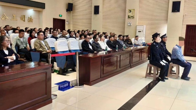 成都市郫都区人民法院：旁听受贿案件庭审，筑牢廉洁思想底线