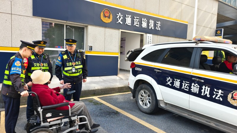 宜春市交通运输执法支队：电动轮椅突遇亏电 交通执法温情援手