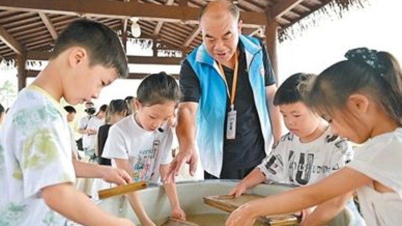 江西铅山连四纸制作技艺国家级非遗代表性传承人章仕康