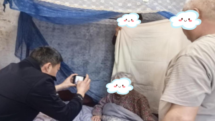 节假日里送服务 上门办证解民忧