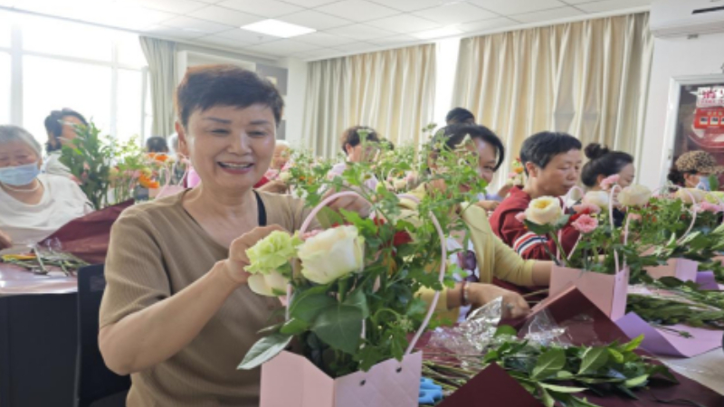 银川市兴庆区游乐社区：巧手插花颂母恩，贴心服务伴退龄