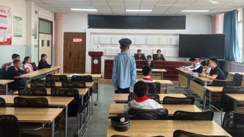 新疆乌鲁木齐市第三十四小学参加沙依巴克区青少年模拟法庭大赛