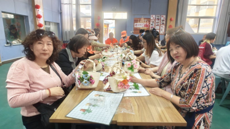 银川市兴庆区丰收社区：巧手匠心感母恩 依法护航聚民心