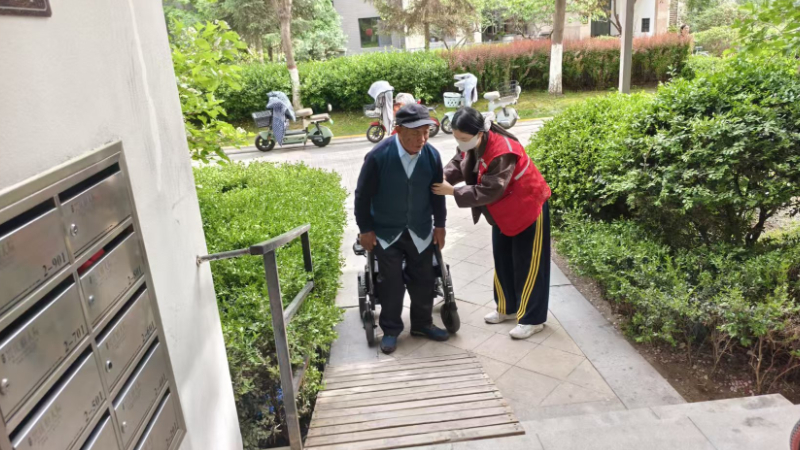 银川市兴庆区泰和社区：铺设无障碍坡道解出行忧 宣讲无障碍法律暖老人心