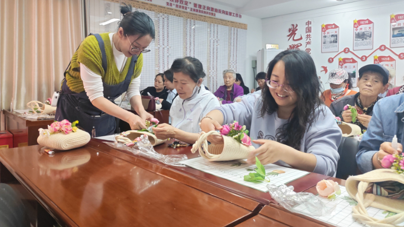 银川市兴庆区幸福社区：普法维权护芳华 巧手传情颂母恩