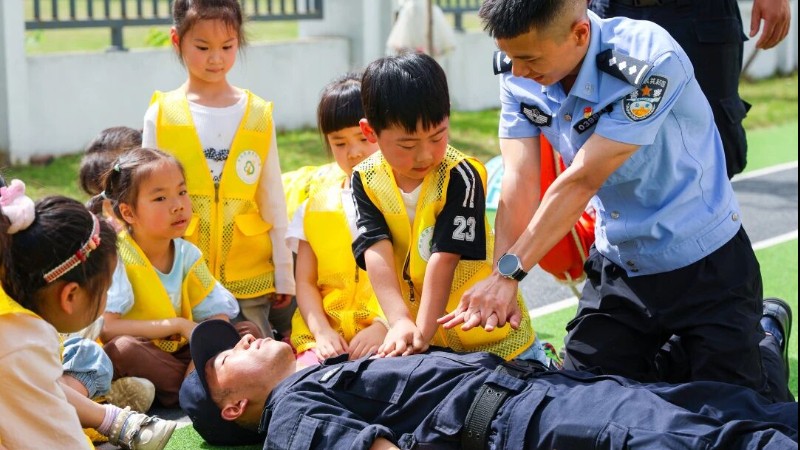 央媒点名！内江威远公安：警心护“童”行 防溺伴成长