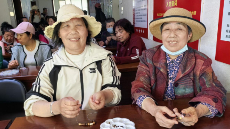 银川市兴庆区雅苑社区：巧手串珠颂母爱 法治护航守芳华