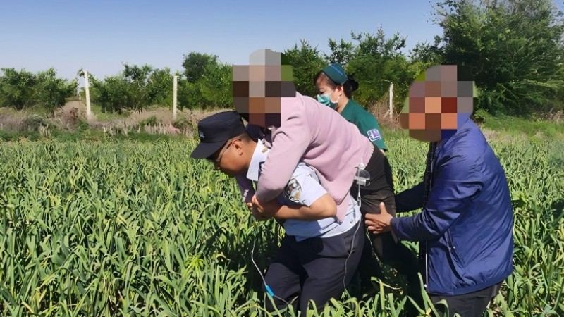 新疆霍城县公安局：暖心救助晕倒老人 为民担当保驾护航
