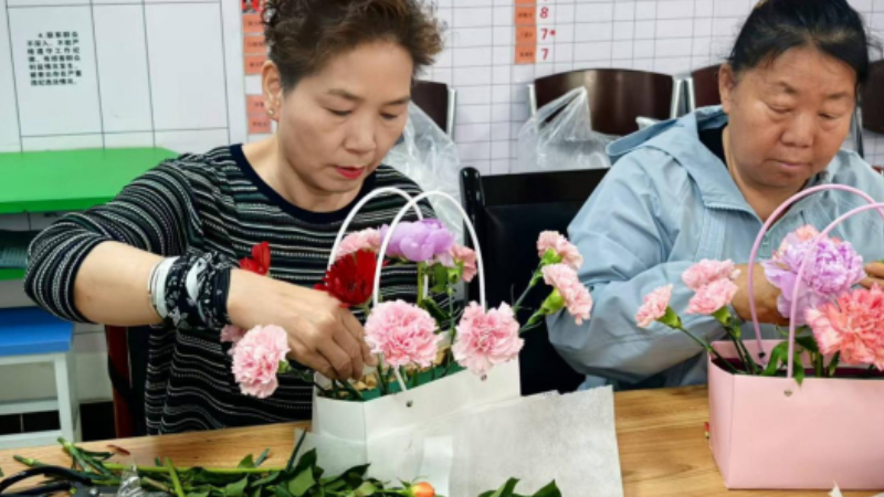 银川市兴庆区正丰社区：插花传情暖母心 普法护航筑和谐