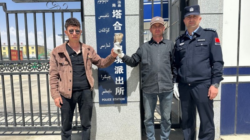 新疆喀什边境管理支队塔合曼边境派出所：呆萌“小鹰”落难 民警暖心救助
