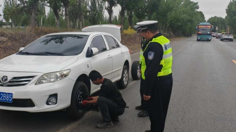 山西大同：轿车突发爆胎陷困境，交警暖心救援保畅通