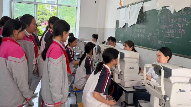 党建引领护“睛”彩 社工联动暖童心——豫宛同明眼科开展校园视力筛查公益行动
