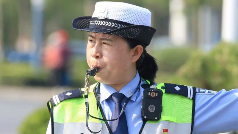 拿尺子执勤、把酒驾司机劝落泪，这位女交警凭啥“零投诉”？