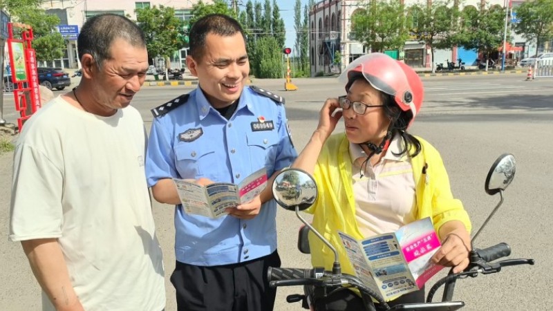 新疆伊宁县公安局巴依托海镇派出所民警把平安送到家门口