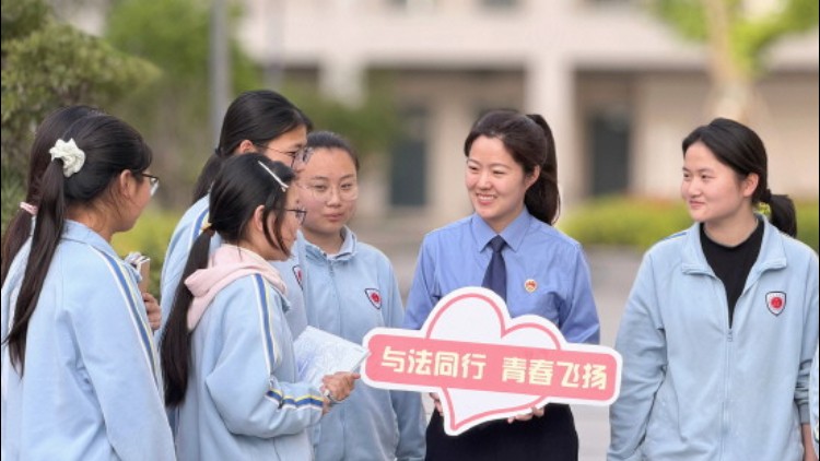 法治守护未成年人