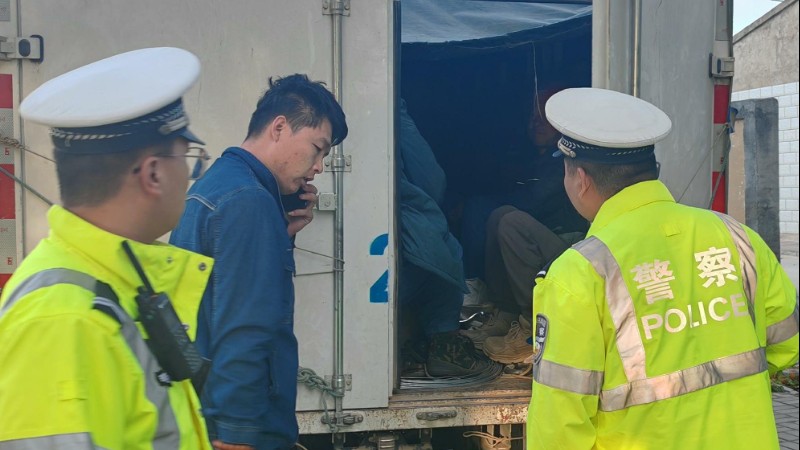山西大同：货车违法载人隐患大，交警及时查处除风险