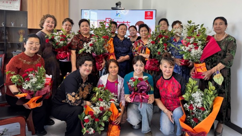 新疆伊宁市人民检察院驻光明街社区工作队：温情母亲节 花艺绽芳华