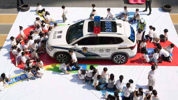 实景课堂进校园 筑牢幼儿出行安全防线