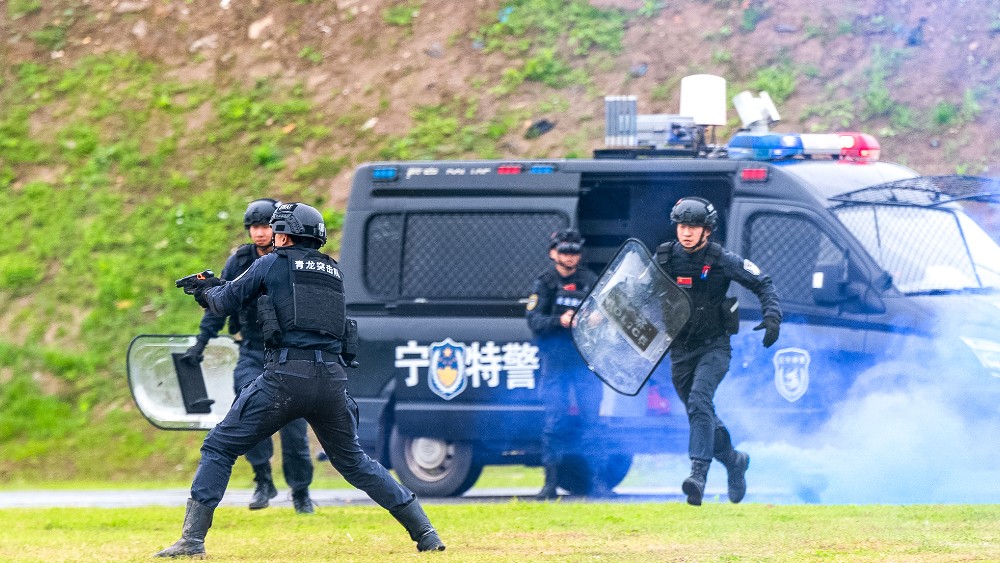 南京公安1200余名警力开展跨昼夜应急拉动演练