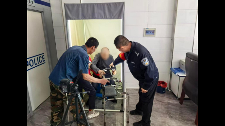 轮椅上的暖心服务——吉林双辽公安1小时“速办”双证