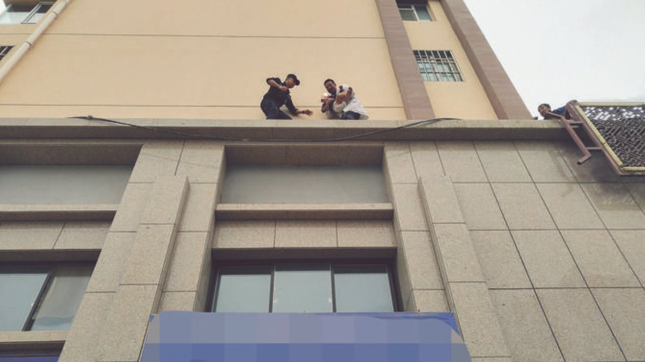 挺身而出 救援被困幼童