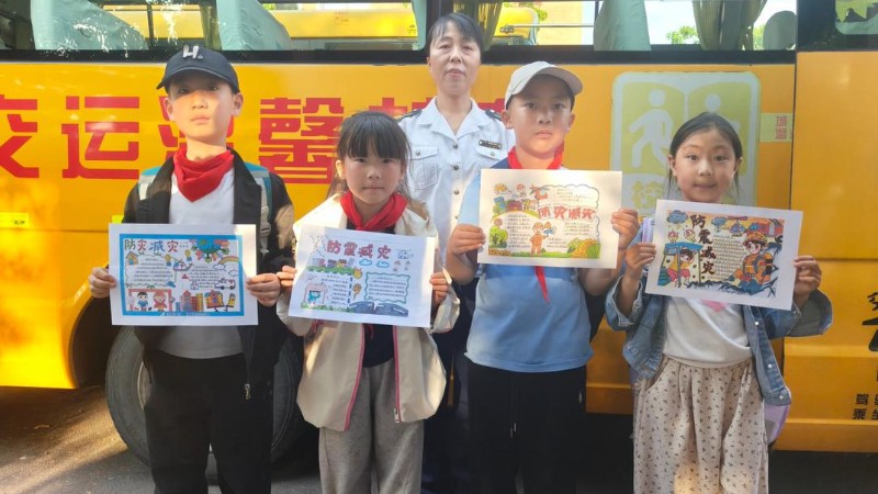校车上的“安全课”！青岛温馨校车开展防灾减灾主题流动课堂活动