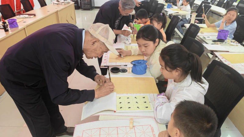银川市兴庆区崇安社区：笔墨润心传文化 法治护航育春芽