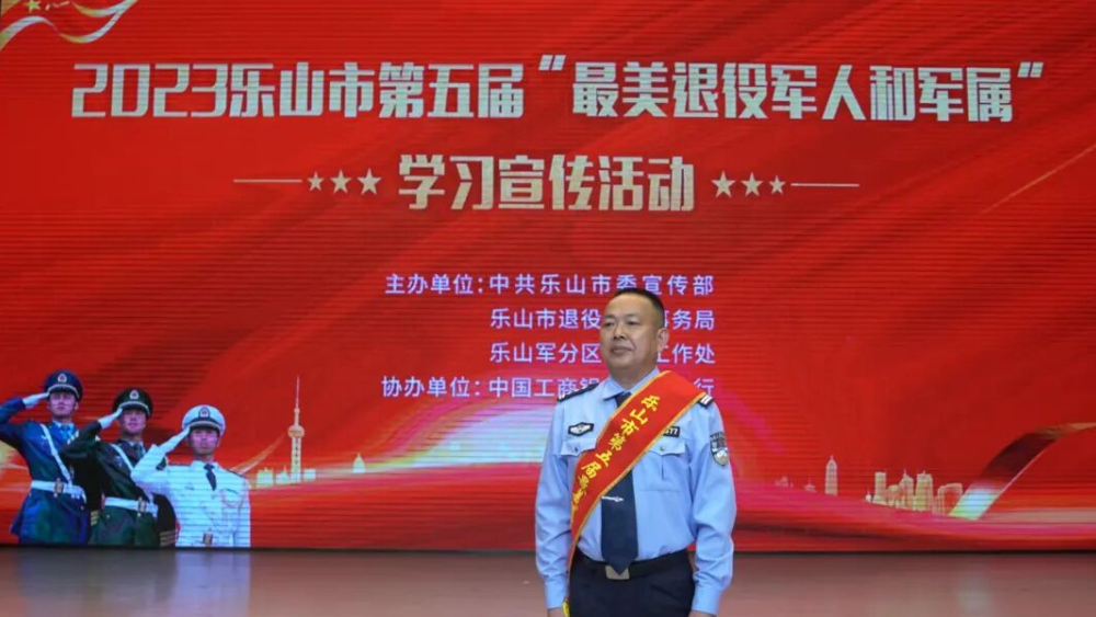 “空降兵十五勇士”王君伟：军中勇士，警营楷模