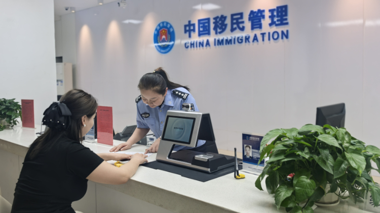 聚焦学生返校急难 出入境高效办证显担当