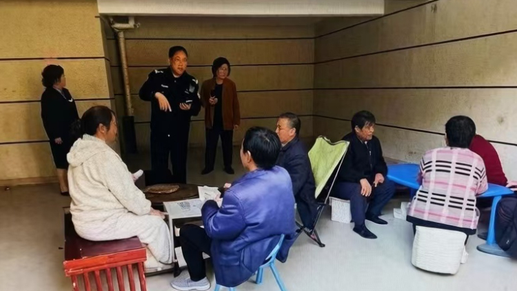 民警走村串户 深耕基层摸排隐患筑牢平安防线