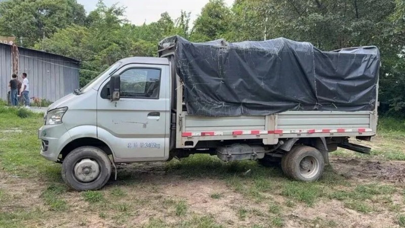 “万能车”载30人？货车变“祸车”，千万别坐