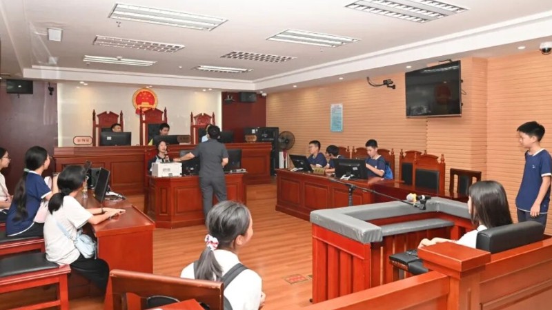 海口中院未审庭开展“迎进来”青少年法治教育活动