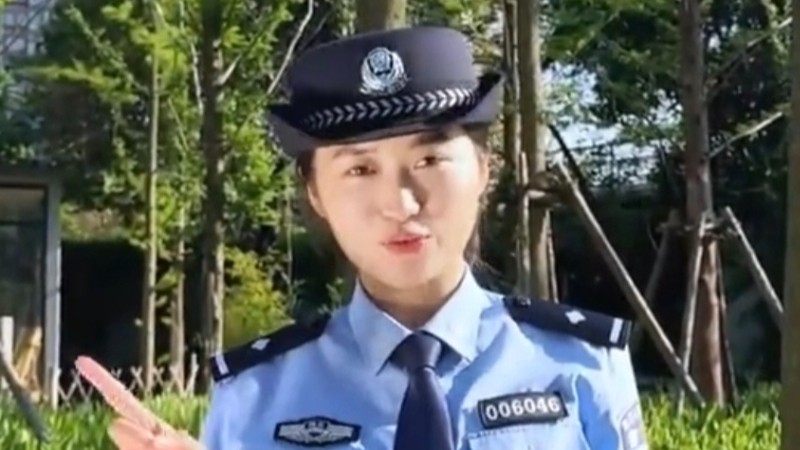 民警提醒剪刀手自拍警惕指纹泄露
