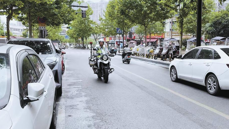 整治车辆乱停 内江交警在梧桐路展开行动