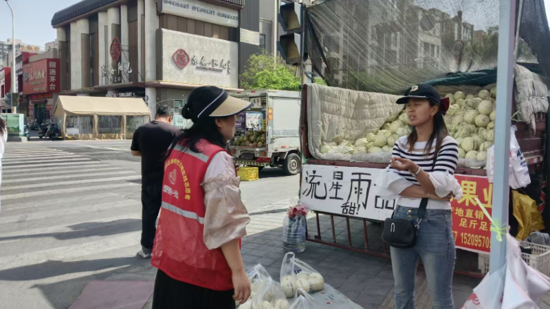 银川市兴庆区泰和社区：柔性执法疏占道 法治护航保畅通