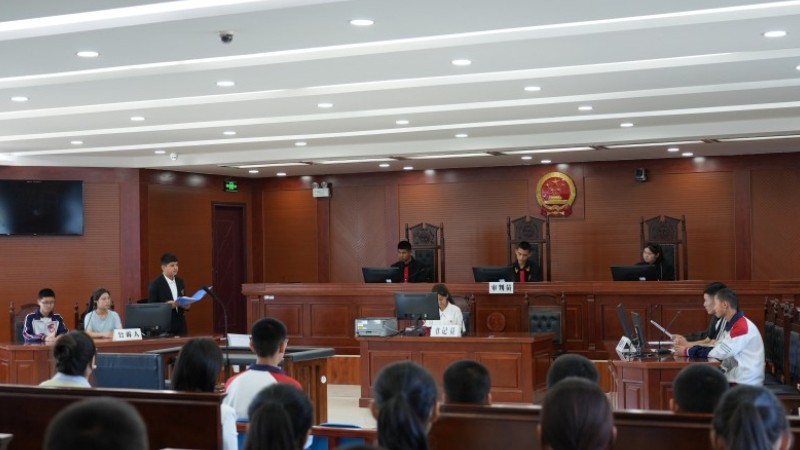 沉浸式学法！新疆霍城县青少年化身“法官”开庭断案