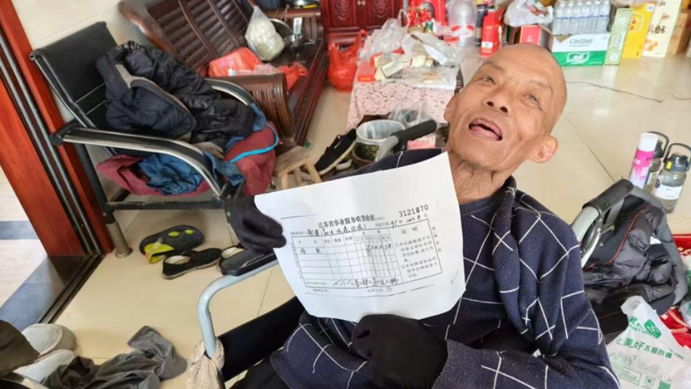 跨越三十年的回响：一张捐款收据背后的“热线温度”
