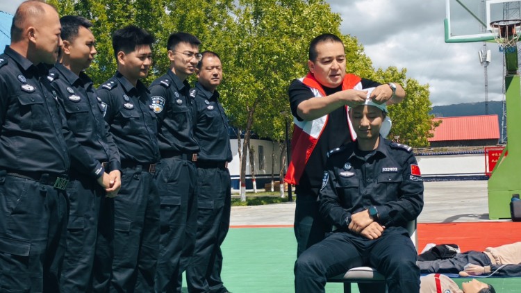 警红联动强技能 急救护航守平安